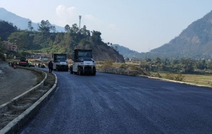 मुग्लिन पोखरा सडक : पश्चिम खण्डमा अस्फाल्ट प्रविधिबाट कालोपत्र सुरु